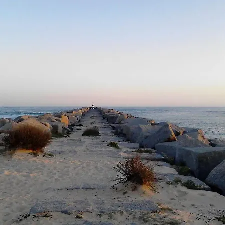 Few Steps To The דירה